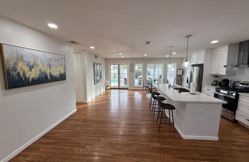Grantville House | Entire home, Heated Pool, Free Parking, WiFi, Pets are allowed
