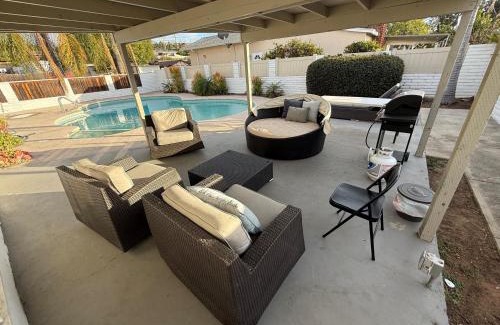 Grantville House | Entire home, Heated Pool, Free Parking, WiFi, Pets are allowed