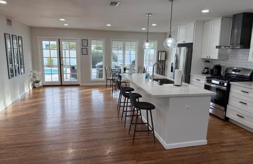Grantville House | Entire home, Heated Pool, Free Parking, WiFi, Pets are allowed