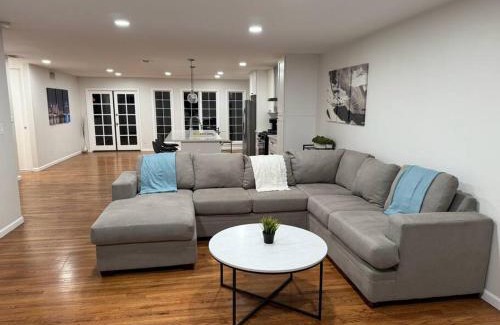Grantville House | Entire home, Heated Pool, Free Parking, WiFi, Pets are allowed