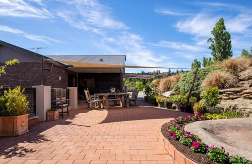 Alexandra House | Entire home in Earnscleugh, Central Otago