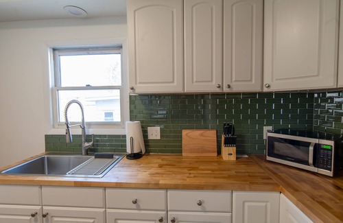 Rocky River House | Entire Home in Rocky River, Ohio. Close to westside bars and restaurants! nn