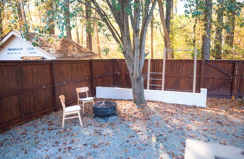 Durham House | Entire home in RTP near Duke, fenced backyard