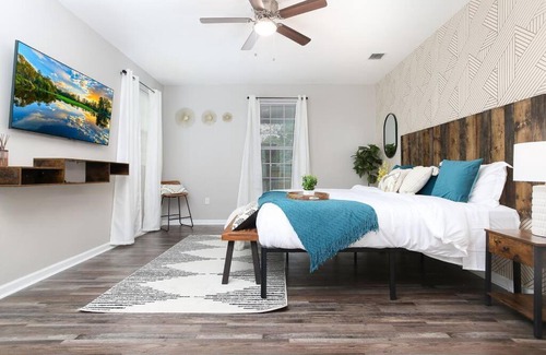 Southside House | Entire Home Near Downtown Styled For Comfort w Entertainers Dream Backyard!