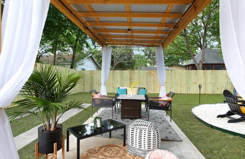 Southside House | Entire Home Near Downtown Styled For Comfort w Entertainers Dream Backyard!