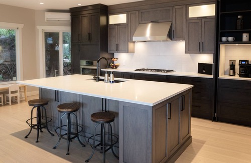 Lions Bay House | Entire Home, Ocean View, Beach, Hikes, Nature all around