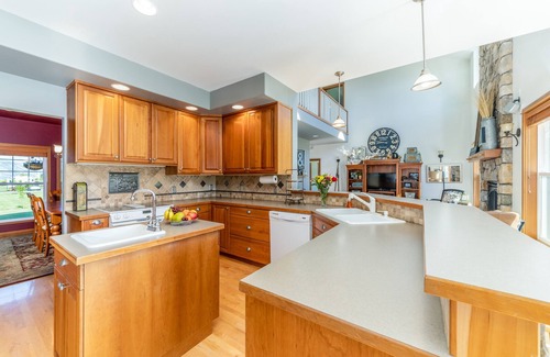 Chelan House | Entire Home on 1.5 acres. Sleeps 2-12 with 2 Master Suites - 2 miles to Chelan