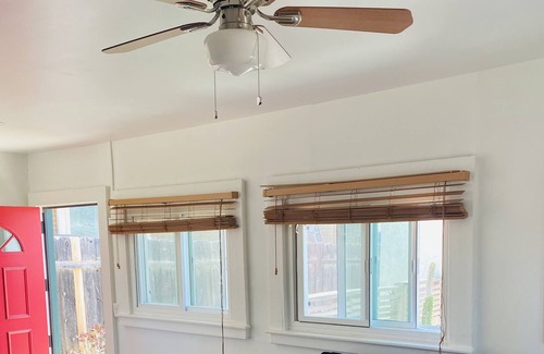 Golden Hill Cottage | ☀️Entire Home⭐️Private outdoor yard/dining space, Central A/C, parking!🚗