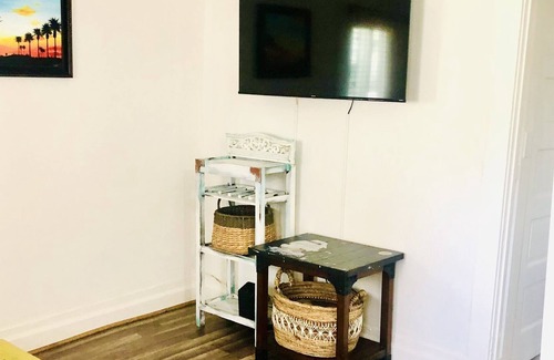 Golden Hill Cottage | ☀️Entire Home⭐️Private outdoor yard/dining space, Central A/C, parking!🚗