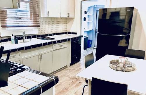 Golden Hill Cottage | ☀️Entire Home⭐️Private outdoor yard/dining space, Central A/C, parking!🚗