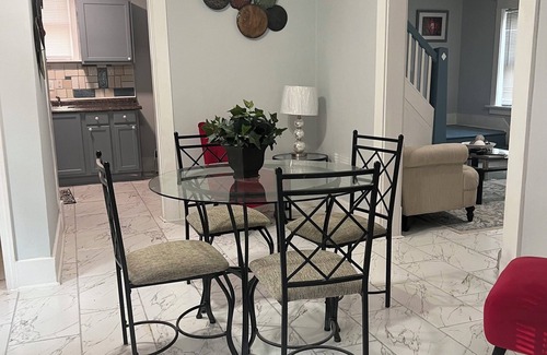 Pine Lawn House | Entire Home Sleeps 8