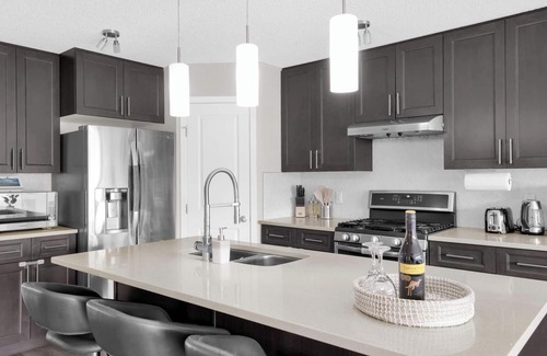 Southeast Edmonton House | Entire Home Spacious 4 bed 2.5 bath Duplex with a huge backyard!