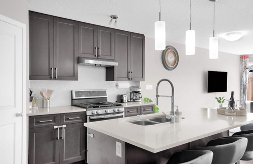 Southeast Edmonton House | Entire Home Spacious 4 bed 2.5 bath Duplex with a huge backyard!