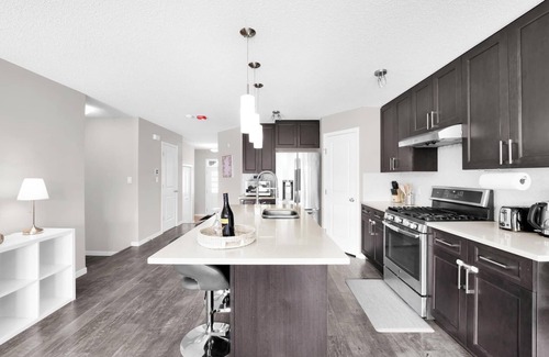 Southeast Edmonton House | Entire Home Spacious 4 bed 2.5 bath Duplex with a huge backyard!