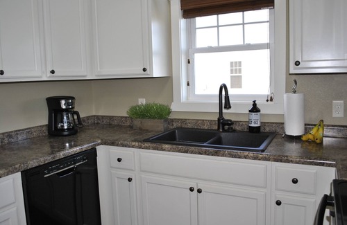 Chamberlain House | Entire home steps from the Missouri River!