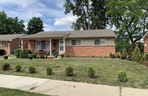 Dearborn House | Entire home, strategic location, everything within reach. Off i94 & Southfield.