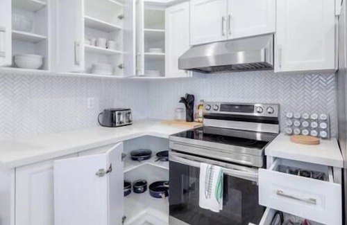 Whitby House | Entire Home | Toronto Hub | Therma SPA | 12 Guests