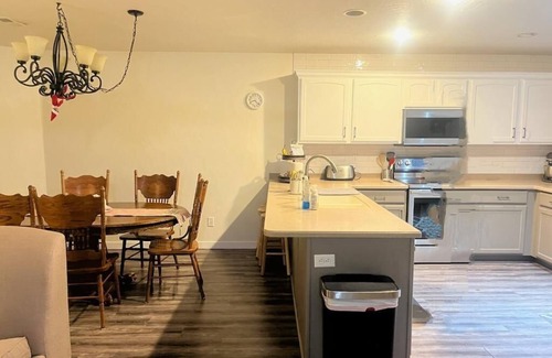 Lindon House | Entire home - trampoline, fire pit, play area, near freeway!