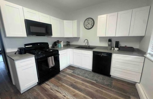 Ottawa House | Entire Home: Walk to Downtown Ottawa 4BD 2 BA: Close to Starvedrock