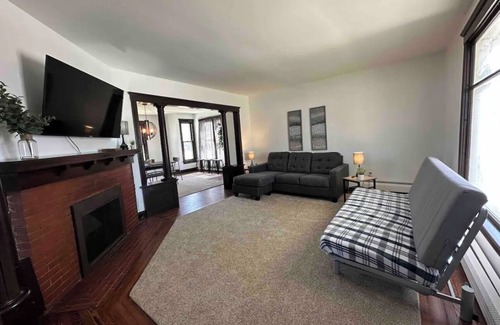 Ottawa House | Entire Home: Walk to Downtown Ottawa 4BD 2 BA: Close to Starvedrock