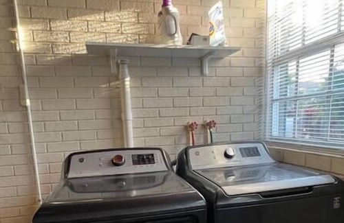 Palma Ceia House | Entire Home with Private Yard - 3 Bed/2 Bath Centrally Located Home!!