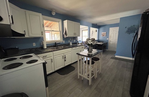 Westerly House | Entire house 2 miles to Misquamicut Beach- Sleeps 10!