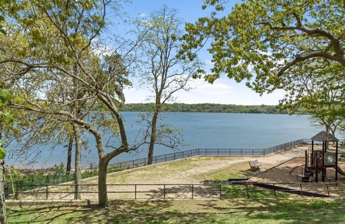 Ronkonkoma House | Entire House 3 Bedrooms 4beds 2 Bth. with lake views in Ronkonkoma.