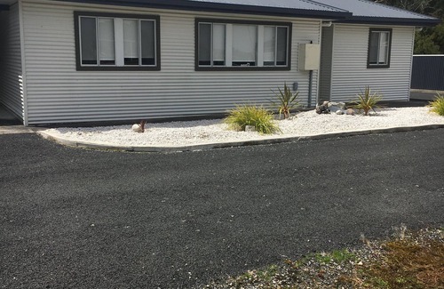 Strahan House | Entire House 3 bedrooms, 5 minute walk to town centre and 1 minute to beach