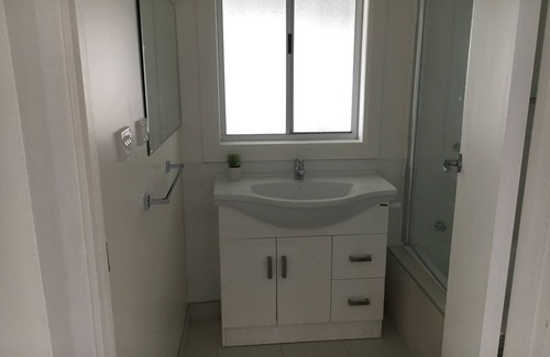 Strahan House | Entire House 3 bedrooms, 5 minute walk to town centre and 1 minute to beach
