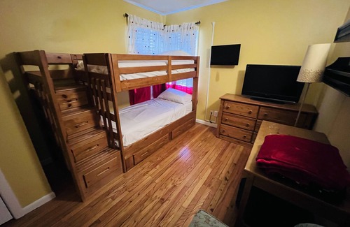 Bethpage House | Entire House - 4 Bed 3 Bath - Large Backyard close to Bethpage Park