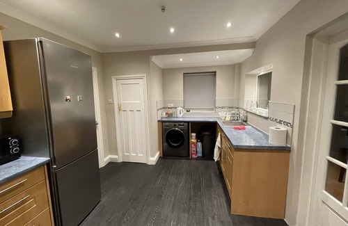 Reading House | Entire House, 4 Bedroom, Parking, WiFi, Bus/Train