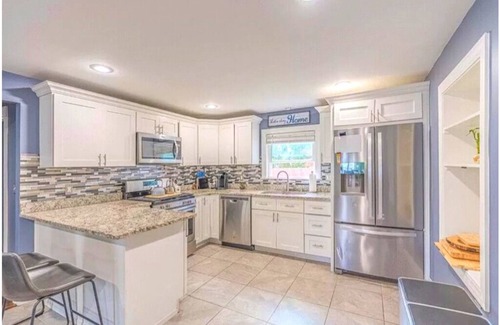 Cranston House | Entire House, 4 Bedrooms, Gym Room@10 mins to Providence