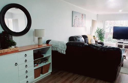 Papatoetoe House | Entire house 4 beds and close to airport public amenities
