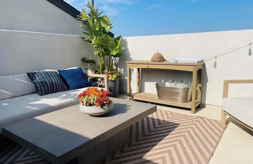 Anaheim Colony Historic District House | Entire House 6 Mins to Disneyland! Rooftop and Swimming Pool!