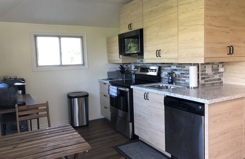 Fort Erie Cottage | Entire house cottage with view of the Niagara River.