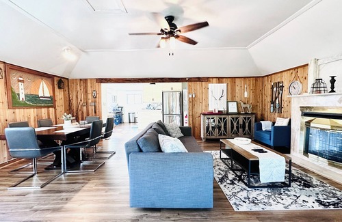Fort Erie Cottage | Entire house cottage with view of the Niagara River.