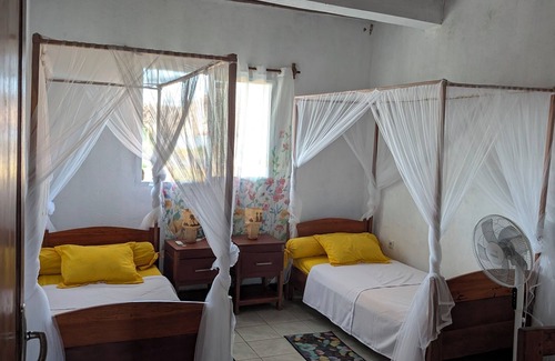 Maroantsetra Bed & Breakfast | Entire house facing the sea. Quiet, peaceful, secure, air-conditioned, integrated wifi