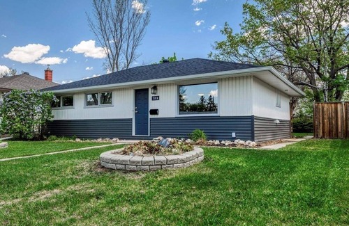 Regina House | ENTIRE house for yourselves - NO basement sharing!