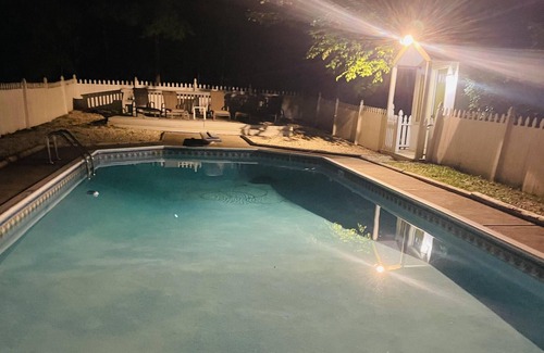 Wantage House | Entire House | Hot Tub | Updated | BBQ | Chiminea | 5 Spruce