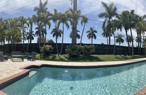 Country Walk House | Entire House Huge Pool-Secluded/Huge Backyard
