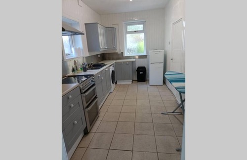 Alverthorpe Apartment | Entire House in a Quiet Residential Area