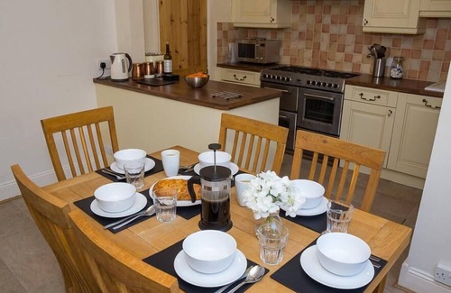 Exeter House | Entire House - Jutes House, Exeter - Sleeps 6