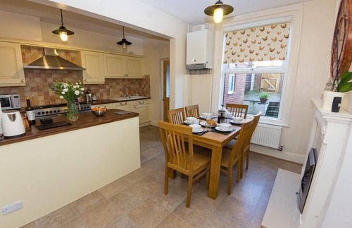 Exeter House | Entire House - Jutes House, Exeter - Sleeps 6