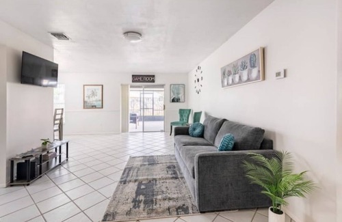 Indian Wells House | Entire House LESS than 4 Miles from Disney