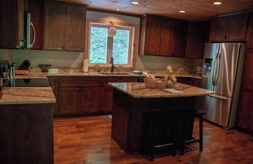 Boone House | Entire House- Minutes to town- KING BED- Best porch around!