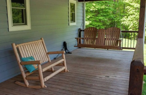 Boone House | Entire House- Minutes to town- KING BED- Best porch around!