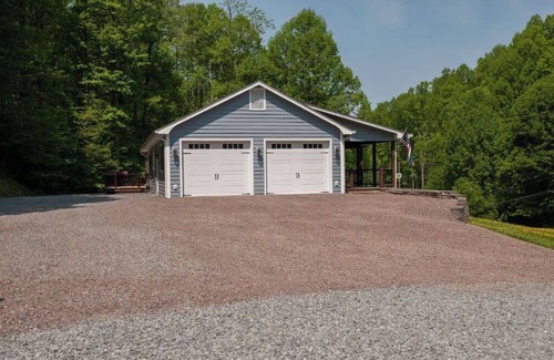 Boone House | Entire House- Minutes to town- KING BED- Best porch around!