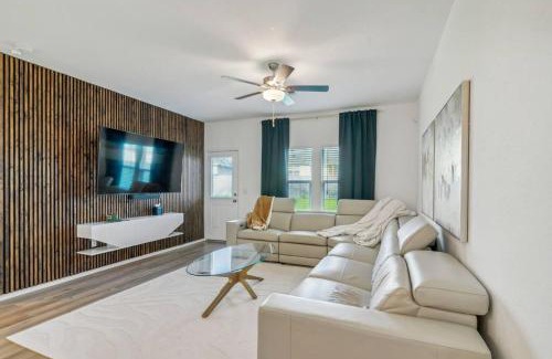 Del Valle House | Entire house near airport & COTA