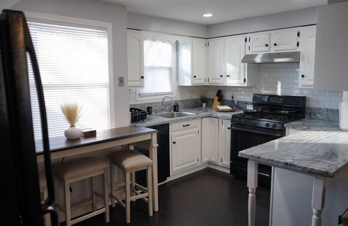 Amherst House | Entire house Near UB & Niagara Falls, HotTub, fire-pit