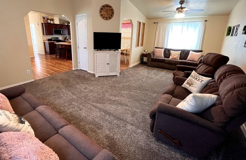 Enoch House | ★Entire House♥Pickle-ball★BBQ★WiFi/Arcade/Games★Basketball★Volleyball★Fire Pit